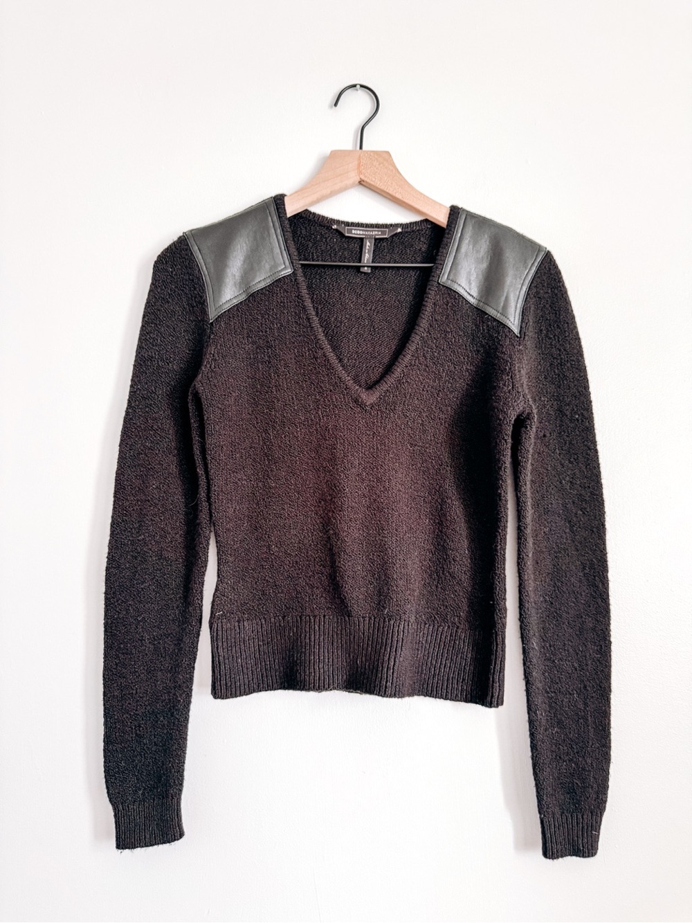 BCBGMAXAZRIA V-Neck Knit Black Sweater Women’s Small